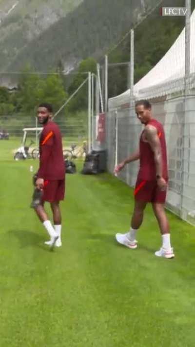 VVD nutmegging Joe😂