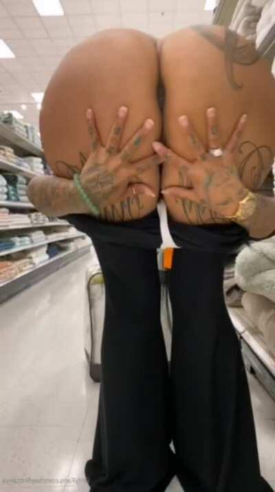 Tattooed Delicious woman in the shower 🔥 Link in Comment