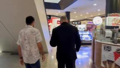 Você não tira onda que nem o Padre Marcelo Rossi andando no shopping