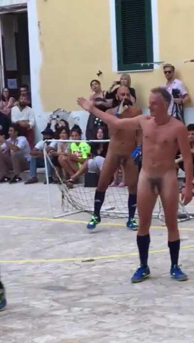 Da fuq are thes dudes playing nekked soccer [NSFW]