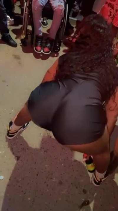 Getting lit in Kingston (@thatsthedancer)