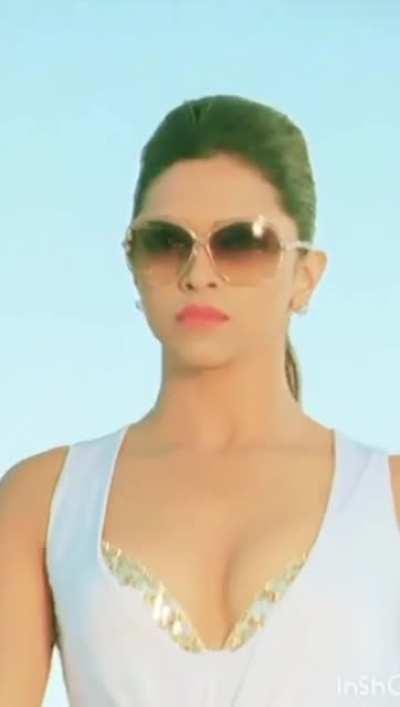 Deepika Padukone clevage and yummy thick thighs 🍗