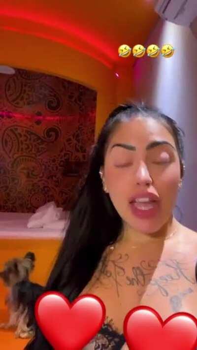 Mirella pagando peitinho IG