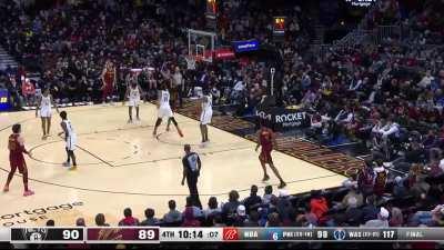 [Highlight] Darius Garland shows off his handles and finishes the layup around Kessler Edwards!