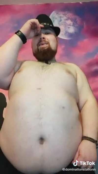 Firstly, Gerard Way did not deserve this. Secondly - WHAT THE FUCK IS IN HIS BELLY BUTTON