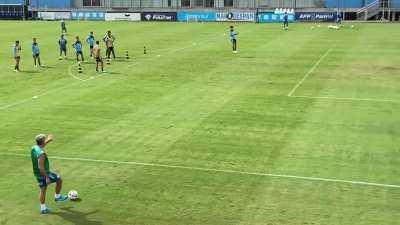 Renato Gaúcho ensina jogadores do Grêmio a cruzar: 