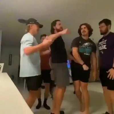 Ella: Seguro que está con otra. Él: