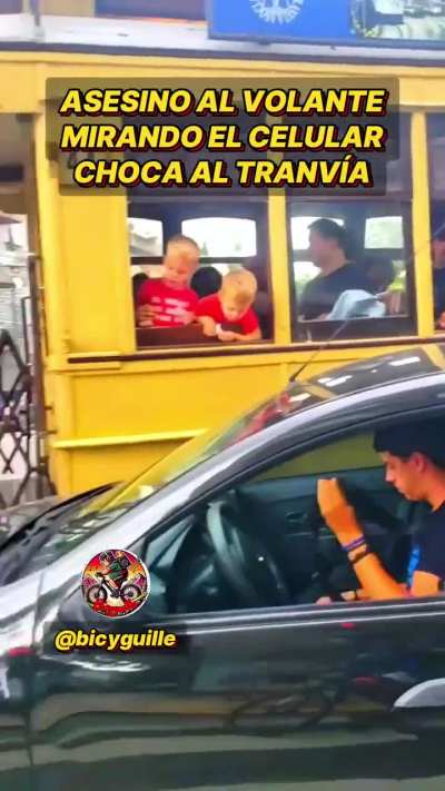 Así como lo ves te choca el auto con un tranvía de 1930