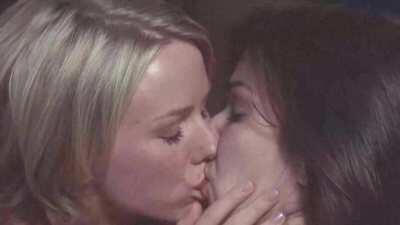 Naomi Watts & Laura Harring Lesbian Scene