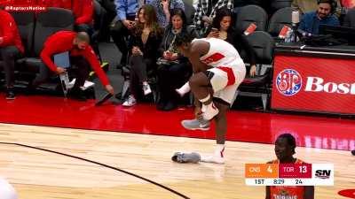 [Highlight] OG Anunoby changes shoes during free throws but doesn't have enough time to put in orthotics.