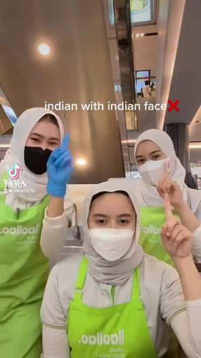 Llaolao Malaysia’s staff being borderline racist & thinking this is okay