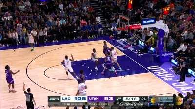 [Highlight] Kawhi Leonard hits a floater from the three-point line!