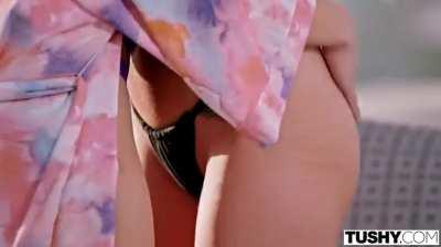 Elsa Jean & Emily Willis Kiss