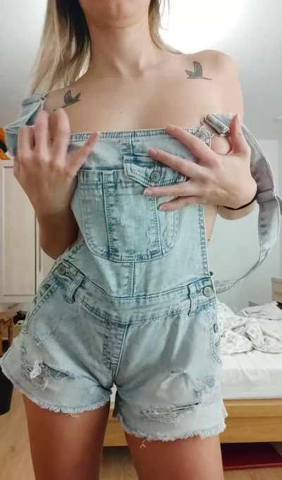 I've ran out of clean tops 😱 Do you think anyone will mind if I go out like this? 🇸🇪