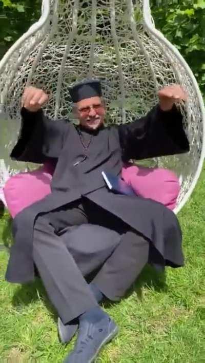 /u/bluntlee vă transmite să îi ridicați sutana în față