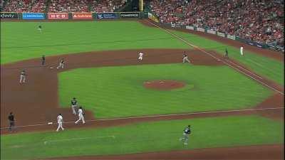 [Highlight] CWS blow the rundown of Carlos Correa, he advances to 2nd base (Yordan later drives in both runners)