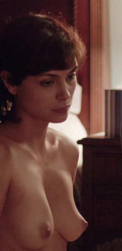 Morena Baccarin Natural Tits