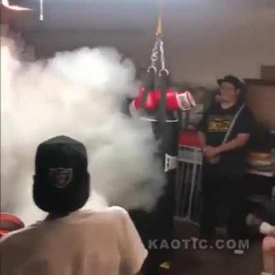 psYCHOTiC OAklAnD RAIdeRS faN BefRiendS a CrEW froM LaS vEgas and gaSeS ThEm In A gAraGe