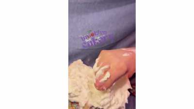 Love frosting between my toes, but my creamy soles are even better 😋 Comment what you want to do my sticky feet and maybe I'll show you the rest of this vid <3