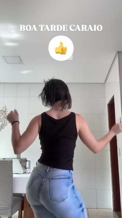 Julia Linhares @_julialinhares_