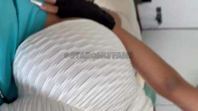 She knows how to doin'...