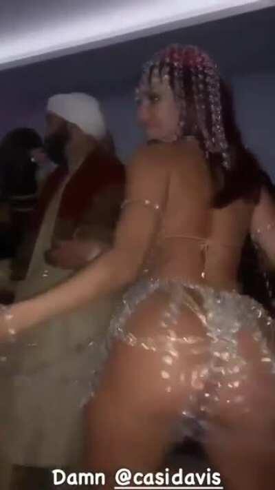 She would be a hell of a person to be around at parties 🥵🤪