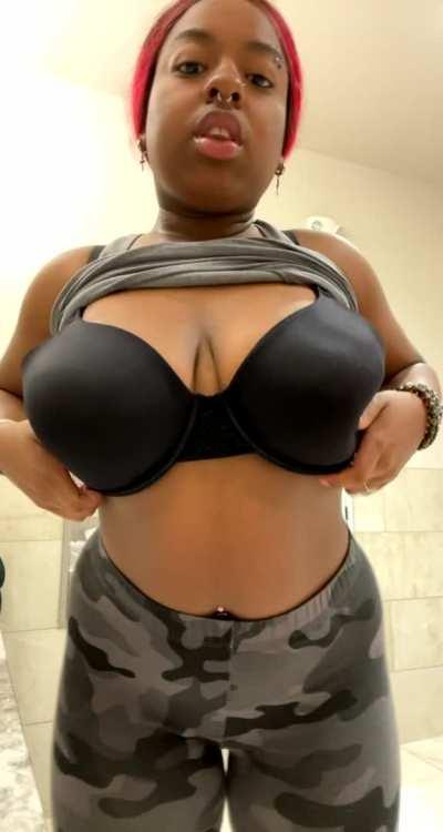 Good afternoon! Just wanted to show off my boobies 💞