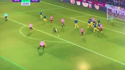 Brentford v. Manchester United - Fred attempts an overhead kick (13')