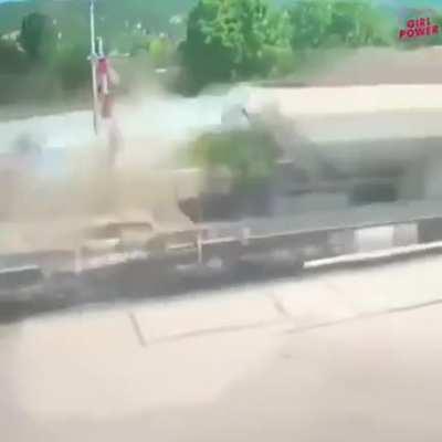 Чёртов шлагбаум, вдруг машину поцарапает.