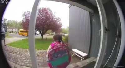 Little leaves the bus because she can't take the mask anymore. This is child abuse.