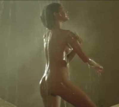 Phoebe Cates washing her perfect body