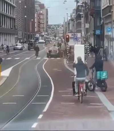 r/Amsterdam is leaking onto other subreddits. Who’s in the wrong here?