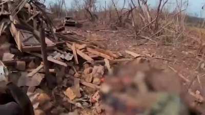 Ukrainian Soldier Kills Russian at Very Close Range while climbing over rubble.