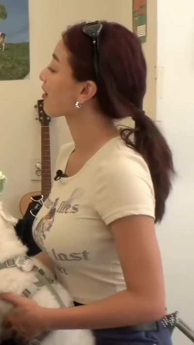 Jihyo is rocking the shirt 