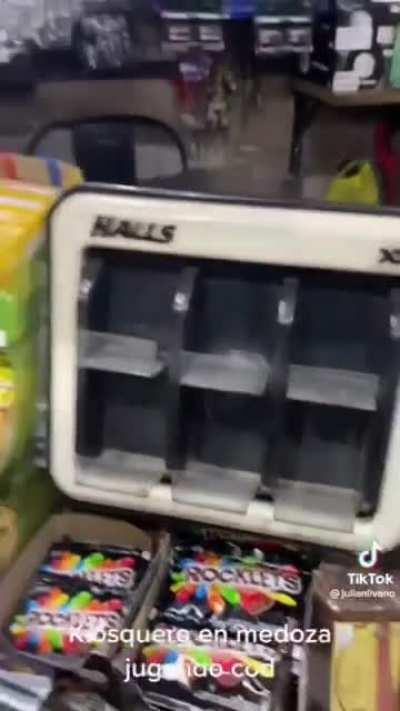 old man in Argentina play COD meanwhile he works in a store and writes his loadouts in a notebook