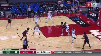 [Highlight] Christian Wood takes advantage of the mismatch by reaching over Jrue Holiday for a dunk