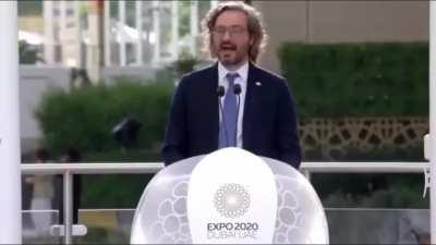 Buscaba el Discurso de Milei en Davos y me encontré con uno Cafiero. Increíble