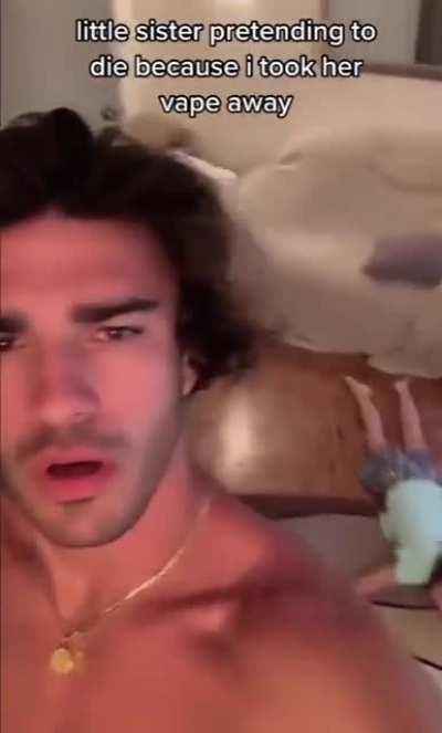 Младшая сестра притворилась мёртвой, когда я забрал ее вейп
