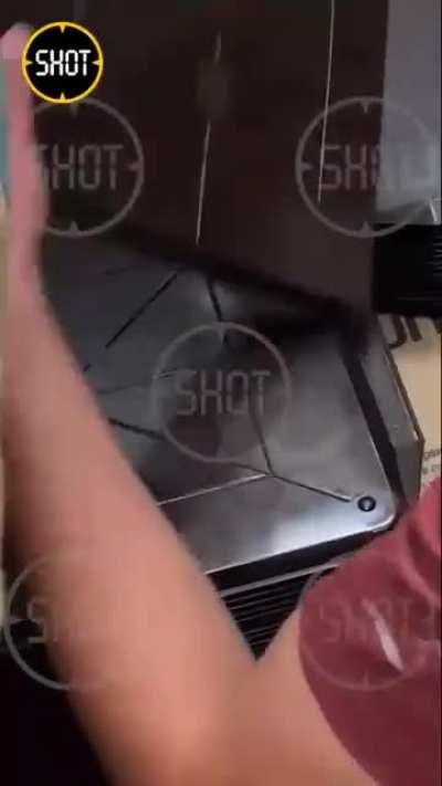 Полная деМАКификация - сотрудники макдональдс в РФ перед открытием удаляют все логотипы макдональдс с инвентаря, с подносов например вот так болгаркой