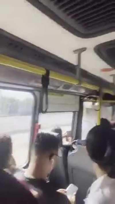 Heroi, anti-heroi ou vilão? Motorista estaciona, pega suas coisas e vai embora deixando ônibus lotado