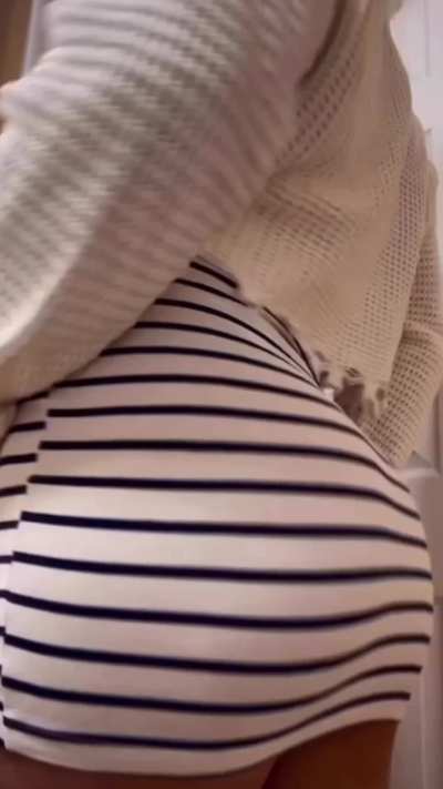 Who wants to eat my perfect booty 😈