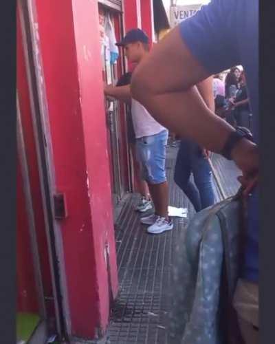 [CONURBANIA] Turra a los palazos contra la puerta de una juguetería