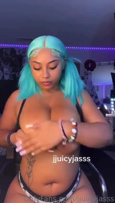 I love how she plays with them 😫😫