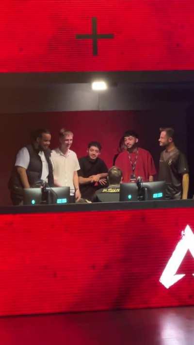 o7 and E8 talking during intermission