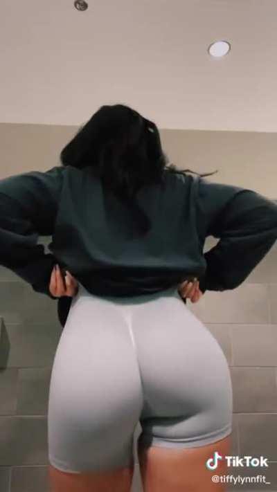 HOLY fuck its so phat and jiggly holy 😩😩