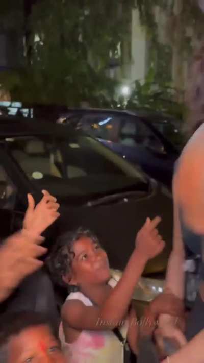 this was so creepy and she looked so uncomfortable throughout 