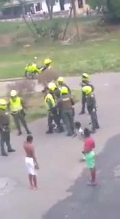 This is What Happens When You Try to Record the Police in Colombia