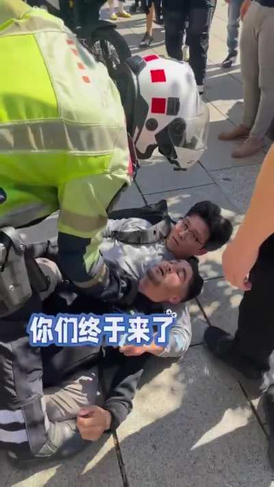 Chino residente en España ejecuta a la perfección llave para impedir el robo de un delincuente argelino.