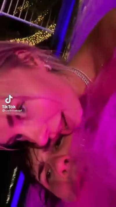 David and Corinna getting pretty close 👀