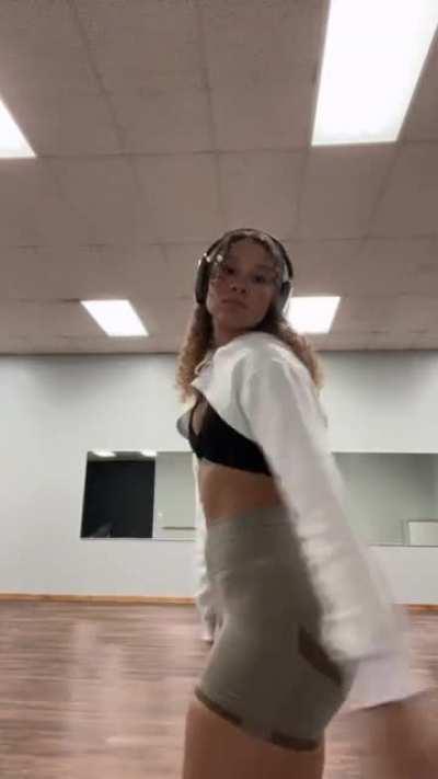 Ana & that little bounce 😫 😓